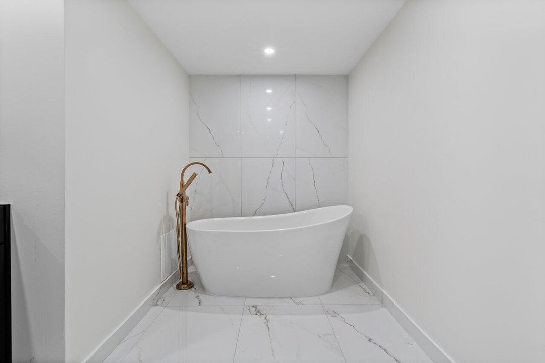 For Sale: $1,599,500 (2 beds, 2 baths, 2529 Square Feet)