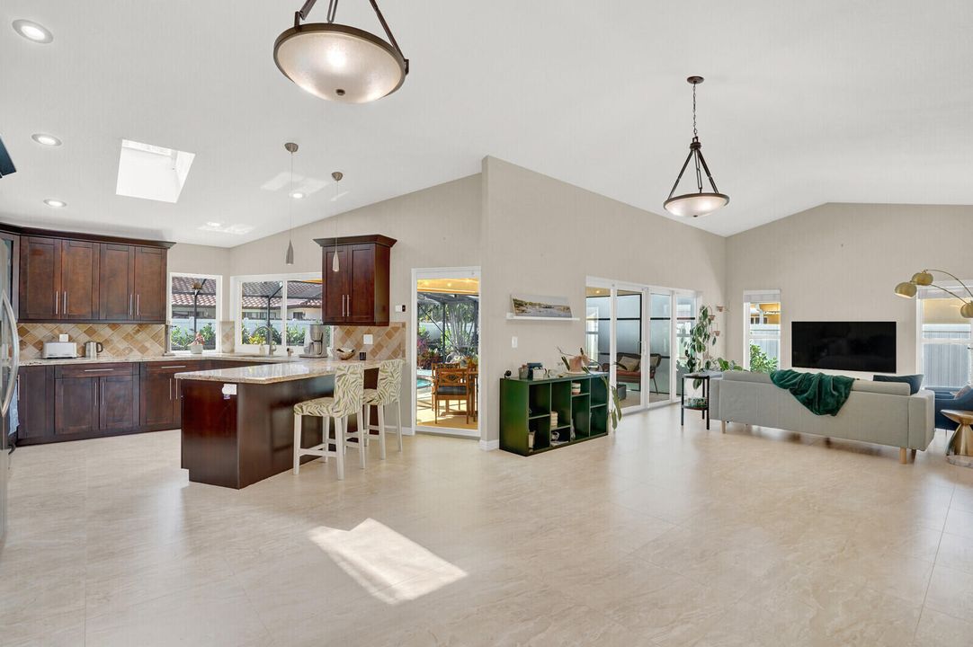 Под контрактом: $4,995 (3 спален, 2 ванн, 1765 Квадратных фут)