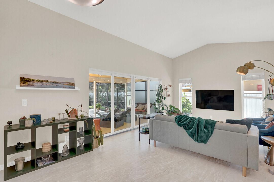 Под контрактом: $4,995 (3 спален, 2 ванн, 1765 Квадратных фут)