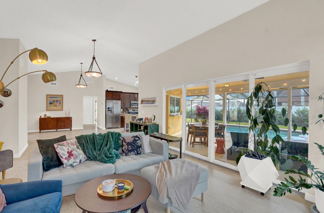 Под контрактом: $4,995 (3 спален, 2 ванн, 1765 Квадратных фут)