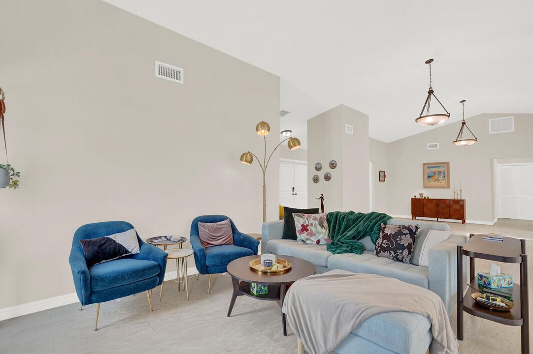 Под контрактом: $4,995 (3 спален, 2 ванн, 1765 Квадратных фут)