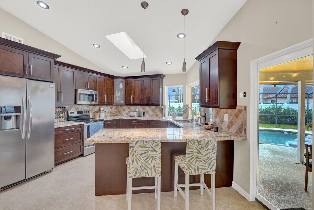 Под контрактом: $4,995 (3 спален, 2 ванн, 1765 Квадратных фут)