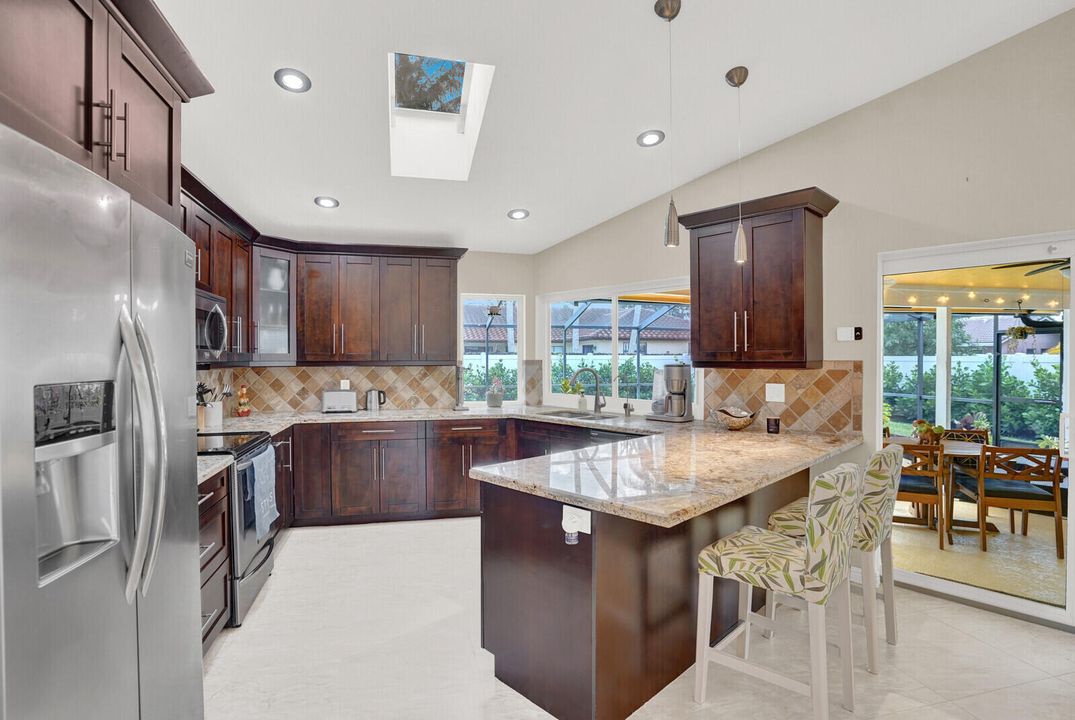 Под контрактом: $4,995 (3 спален, 2 ванн, 1765 Квадратных фут)