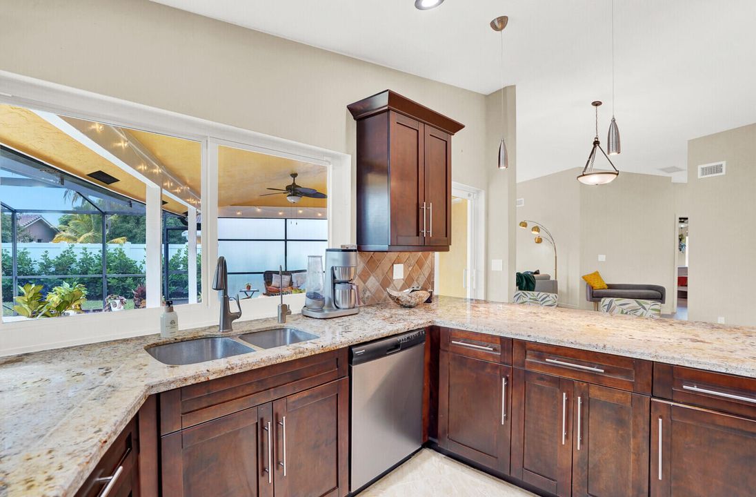 Под контрактом: $4,995 (3 спален, 2 ванн, 1765 Квадратных фут)