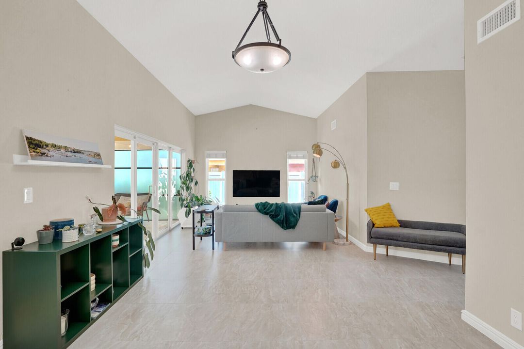 Под контрактом: $4,995 (3 спален, 2 ванн, 1765 Квадратных фут)