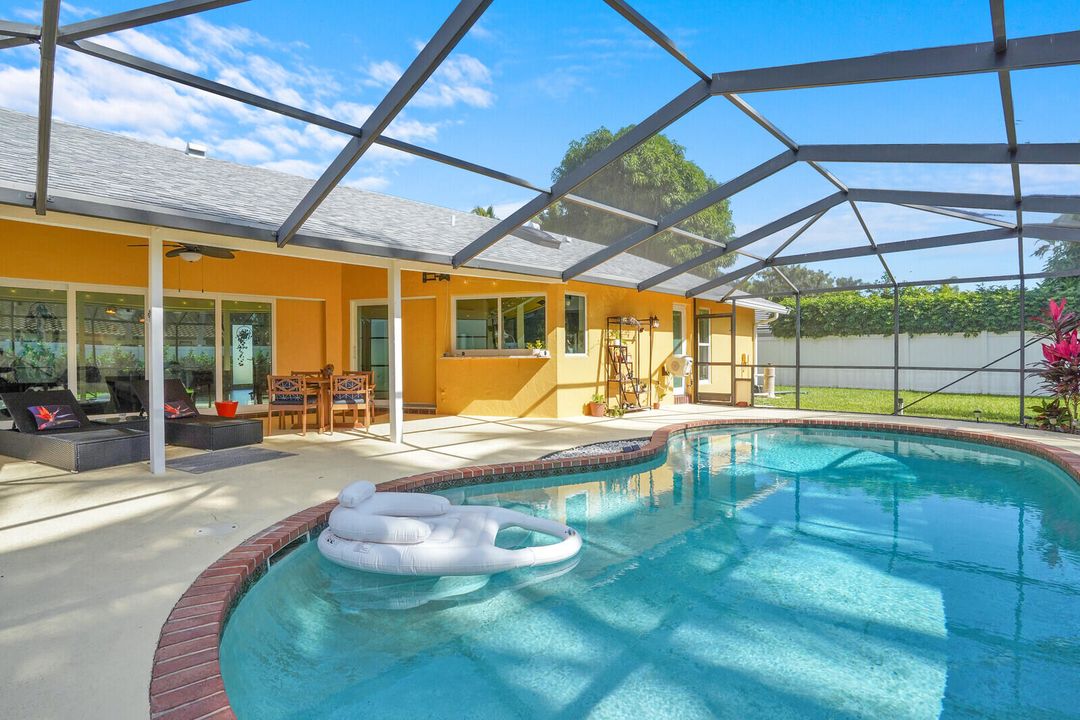 Под контрактом: $4,995 (3 спален, 2 ванн, 1765 Квадратных фут)