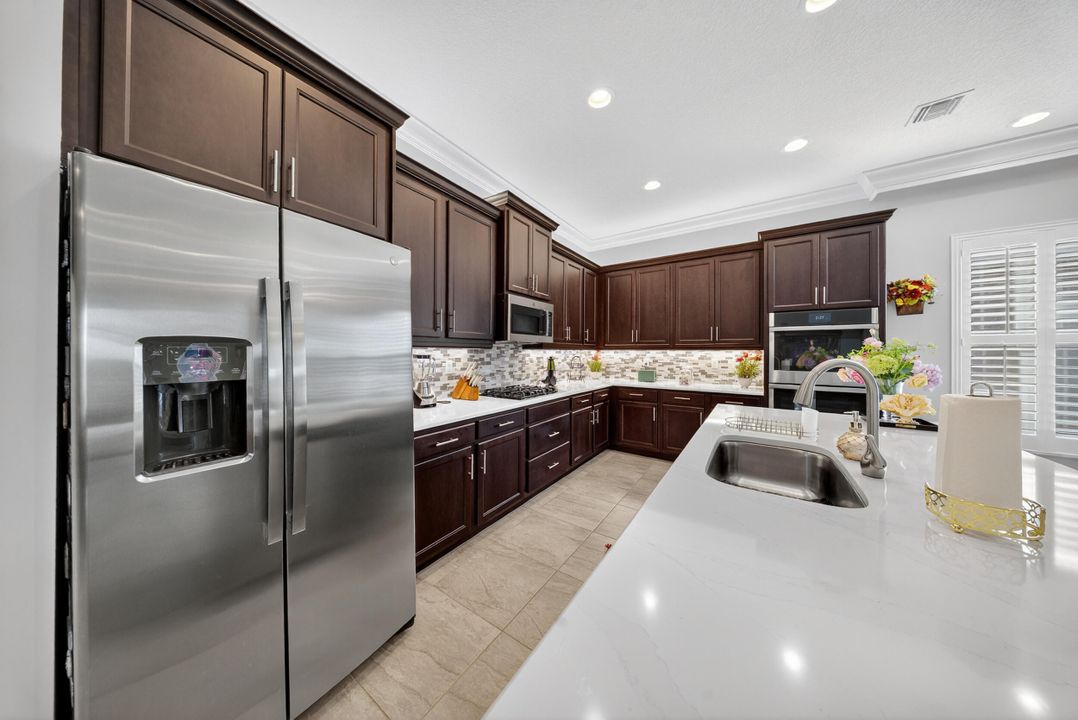 For Sale: $899,000 (2 beds, 3 baths, 2740 Square Feet)