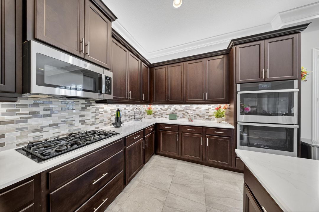 For Sale: $899,000 (2 beds, 3 baths, 2740 Square Feet)