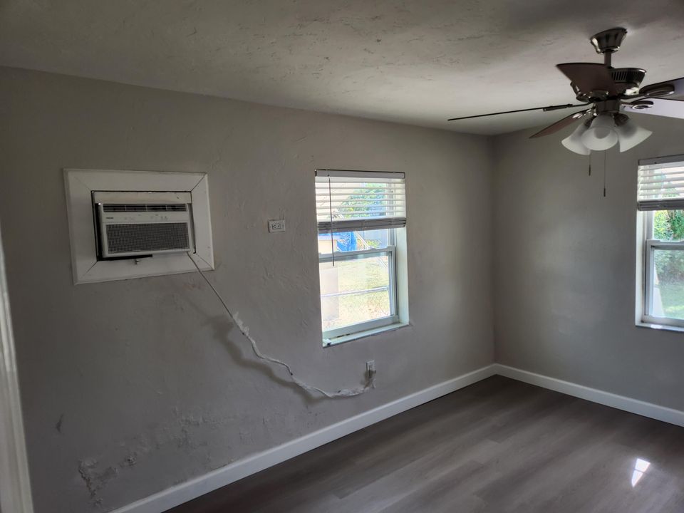 出租: $1,495 (1 贝兹, 1 浴室, 358 平方英尺)