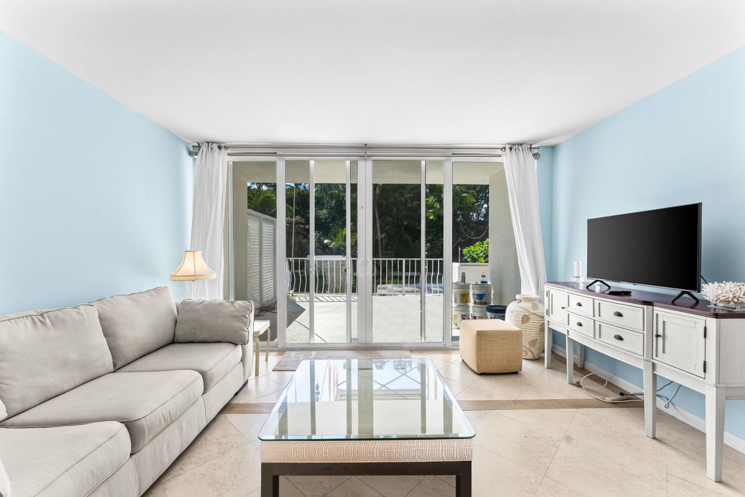 待售: $399,000 (1 贝兹, 1 浴室, 841 平方英尺)