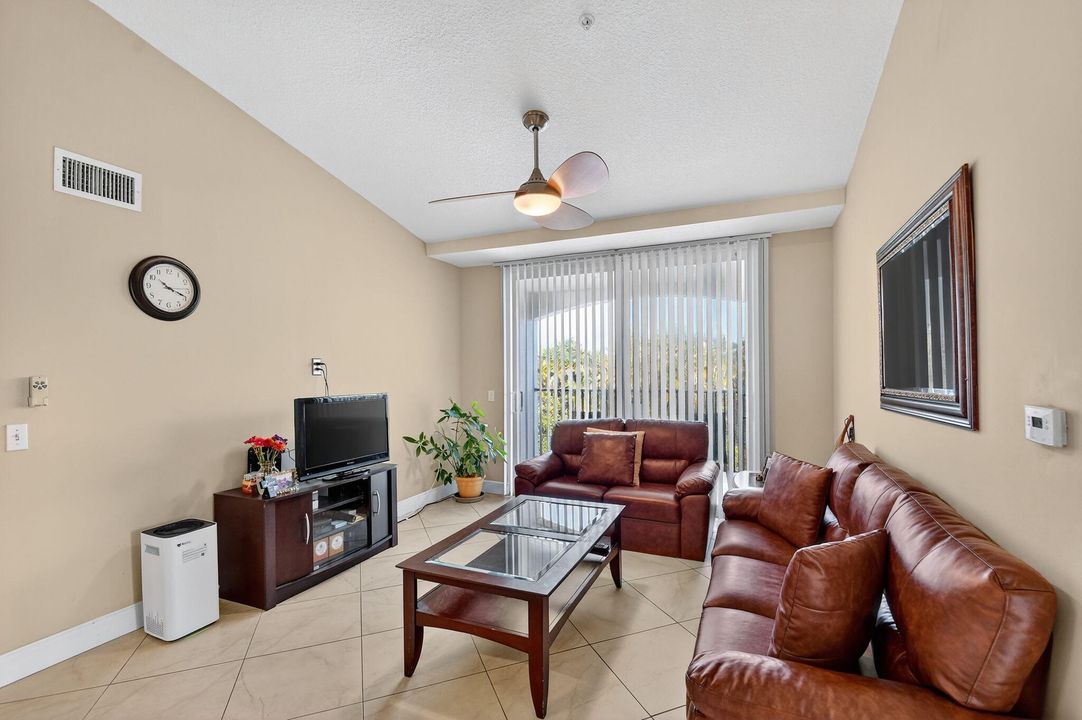 En Venta: $275,000 (2 camas, 2 baños, 1008 Pies cuadrados)