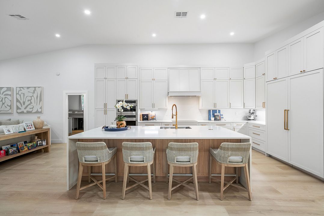 合同活跃: $2,499,000 (5 贝兹, 3 浴室, 3363 平方英尺)