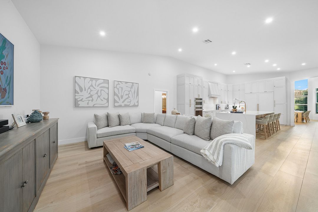 合同活跃: $2,499,000 (5 贝兹, 3 浴室, 3363 平方英尺)