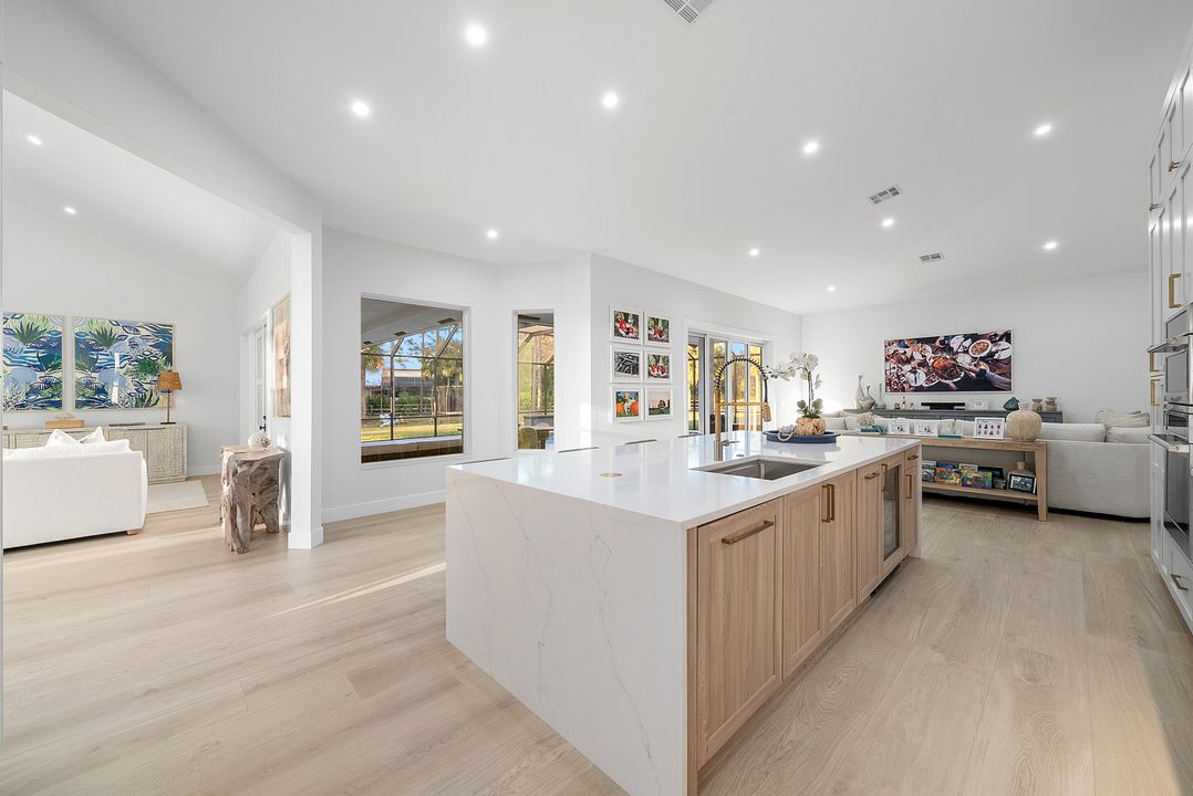 合同活跃: $2,499,000 (5 贝兹, 3 浴室, 3363 平方英尺)