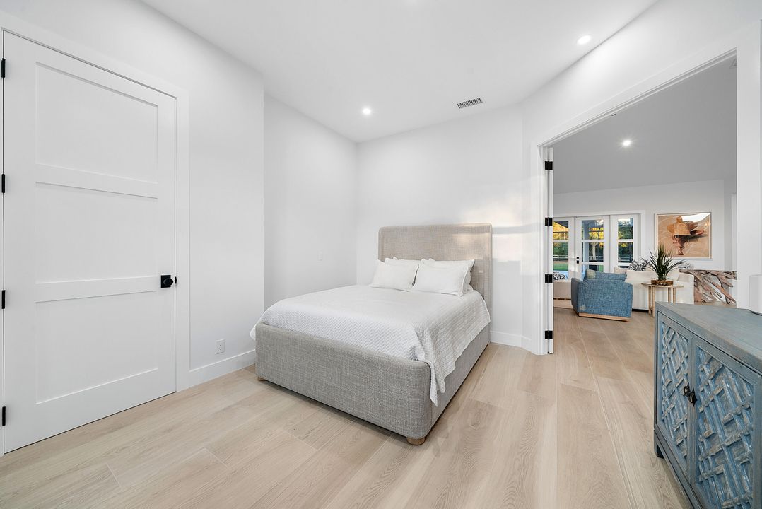 合同活跃: $2,499,000 (5 贝兹, 3 浴室, 3363 平方英尺)