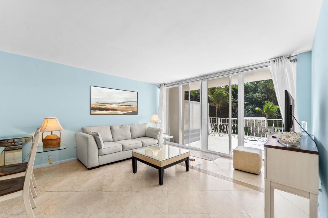 出租: $4,500 (1 贝兹, 1 浴室, 841 平方英尺)