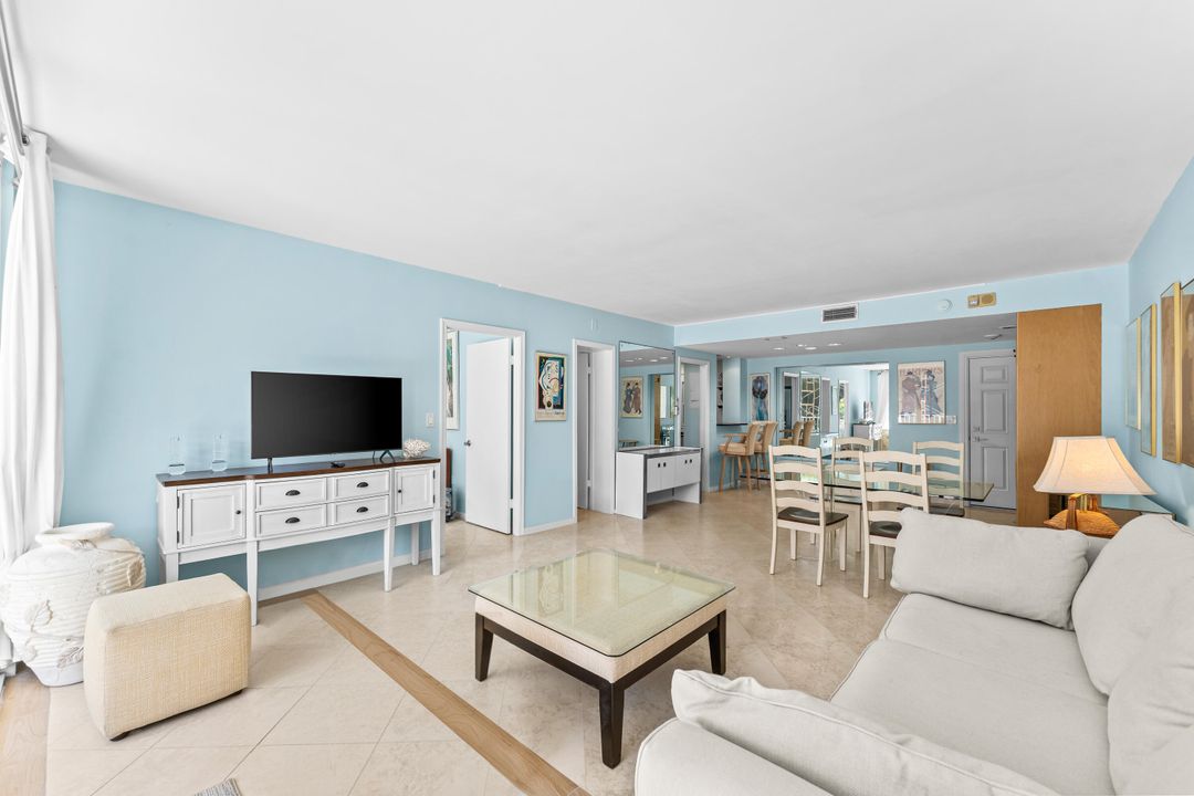 出租: $4,500 (1 贝兹, 1 浴室, 841 平方英尺)