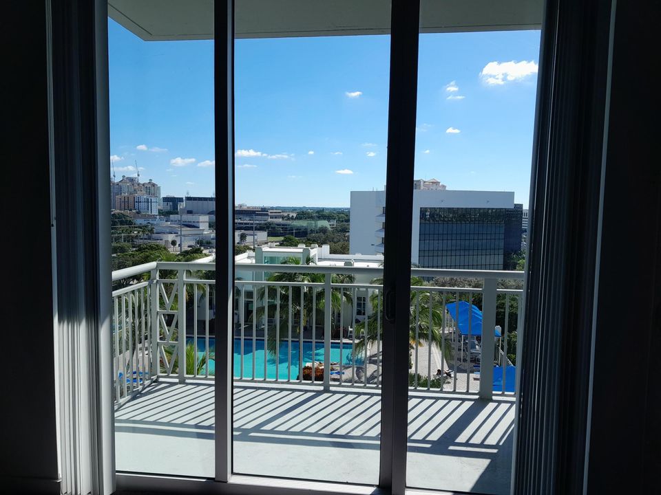 Под контрактом: $2,000 (0 спален, 1 ванн, 774 Квадратных фут)