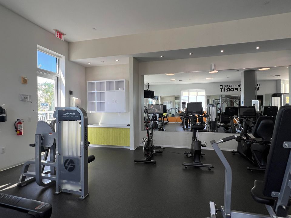 Под контрактом: $2,000 (0 спален, 1 ванн, 774 Квадратных фут)