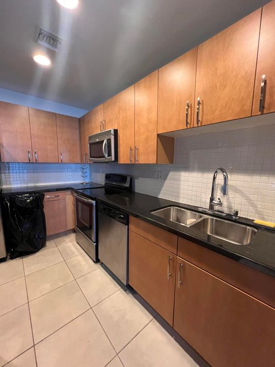 Под контрактом: $2,000 (0 спален, 1 ванн, 774 Квадратных фут)