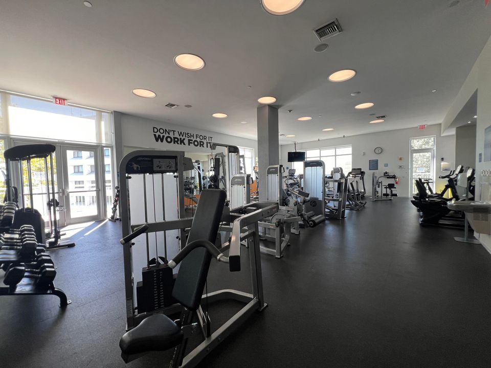 Под контрактом: $2,000 (0 спален, 1 ванн, 774 Квадратных фут)