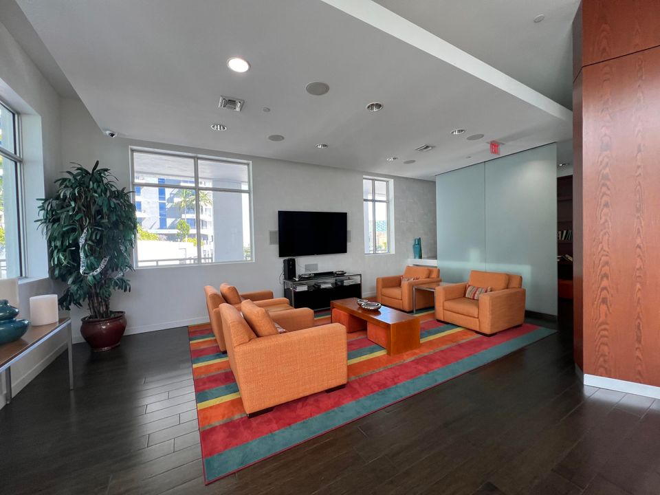 Под контрактом: $2,000 (0 спален, 1 ванн, 774 Квадратных фут)