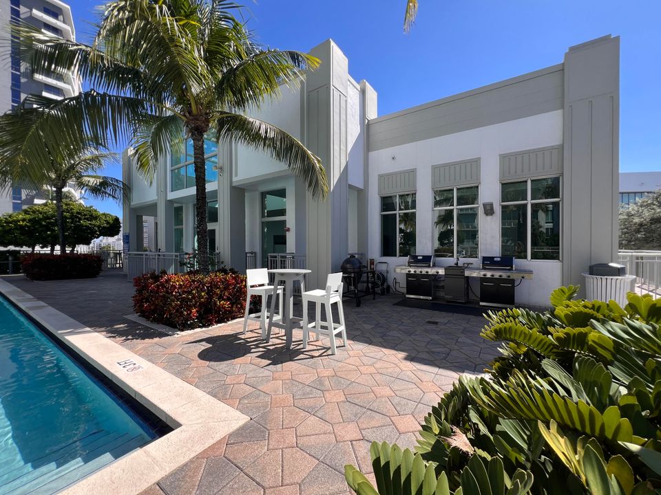 Под контрактом: $2,000 (0 спален, 1 ванн, 774 Квадратных фут)