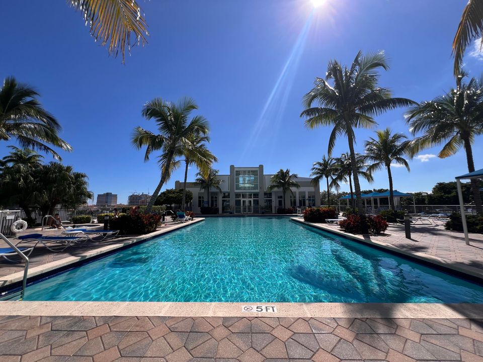 Под контрактом: $2,000 (0 спален, 1 ванн, 774 Квадратных фут)