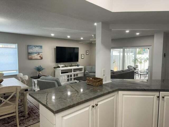 出租: $7,000 (2 贝兹, 2 浴室, 1250 平方英尺)