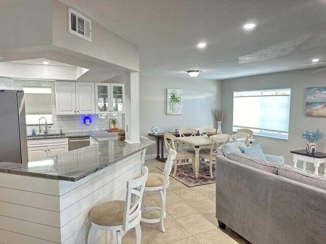 出租: $7,000 (2 贝兹, 2 浴室, 1250 平方英尺)