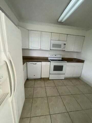 На продажу: $249,900 (2 спален, 2 ванн, 1242 Квадратных фут)