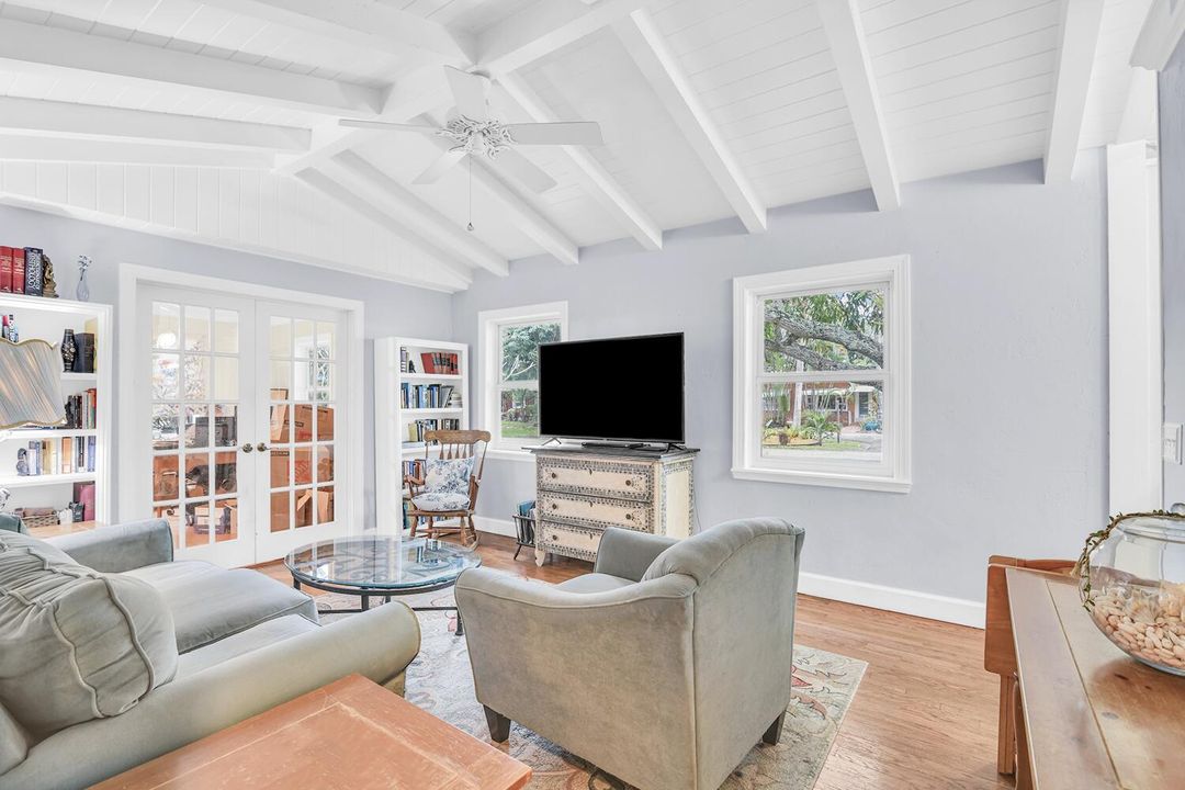 For Sale: $1,000,000 (2 beds, 1 baths, 1404 Square Feet)