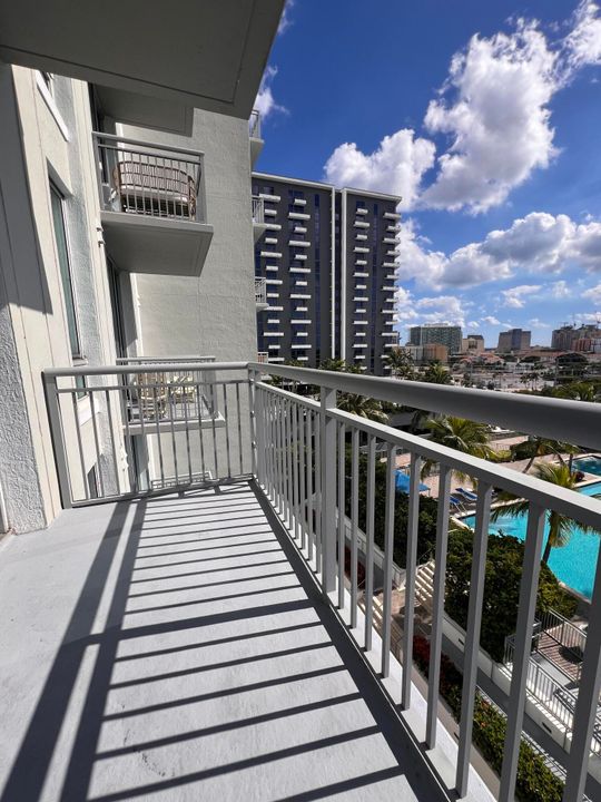 Под контрактом: $2,000 (0 спален, 1 ванн, 774 Квадратных фут)