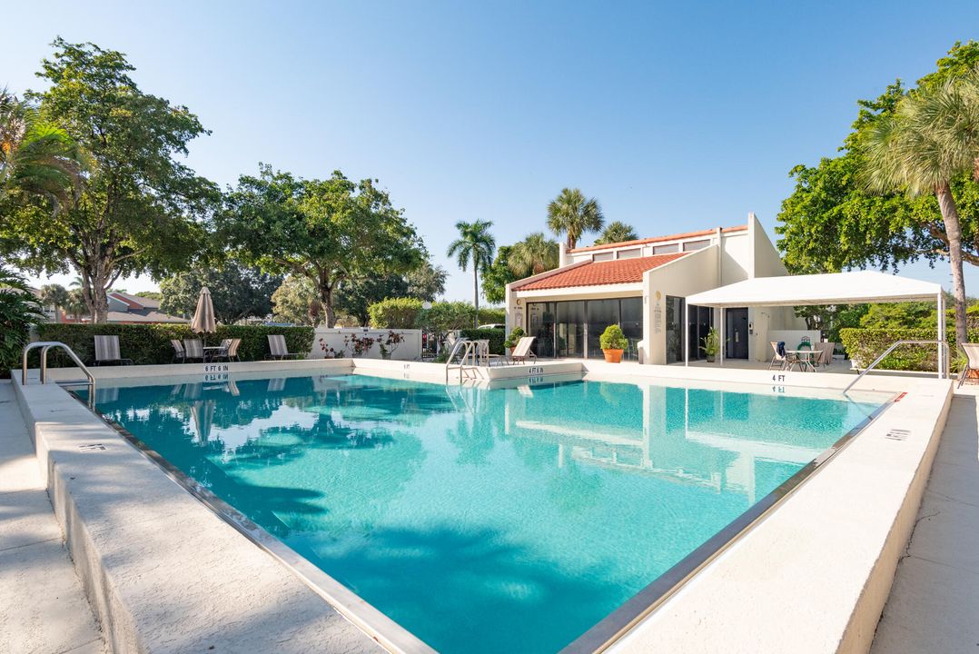 For Sale: $235,000 (2 beds, 2 baths, 1042 Square Feet)