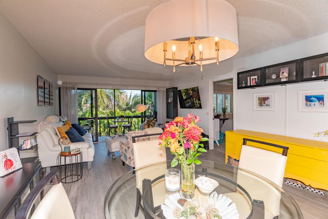 For Sale: $235,000 (2 beds, 2 baths, 1042 Square Feet)