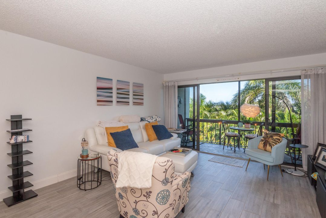 For Sale: $235,000 (2 beds, 2 baths, 1042 Square Feet)