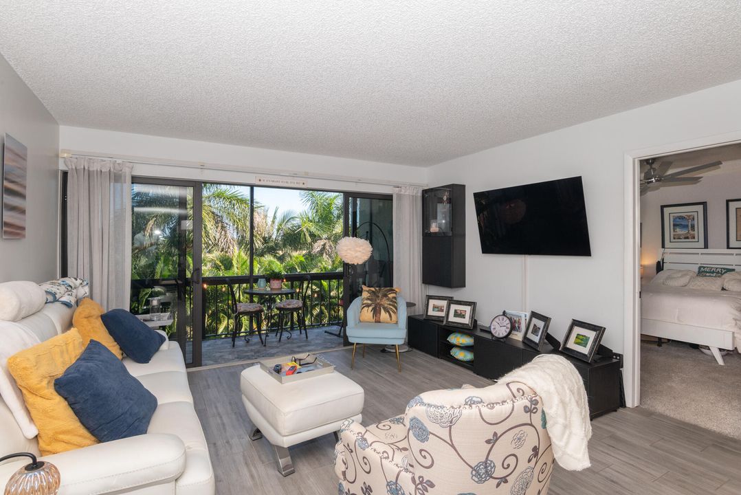 For Sale: $235,000 (2 beds, 2 baths, 1042 Square Feet)