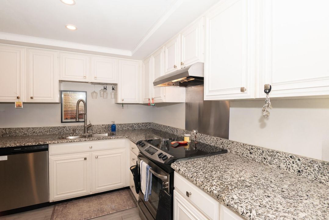 For Sale: $235,000 (2 beds, 2 baths, 1042 Square Feet)