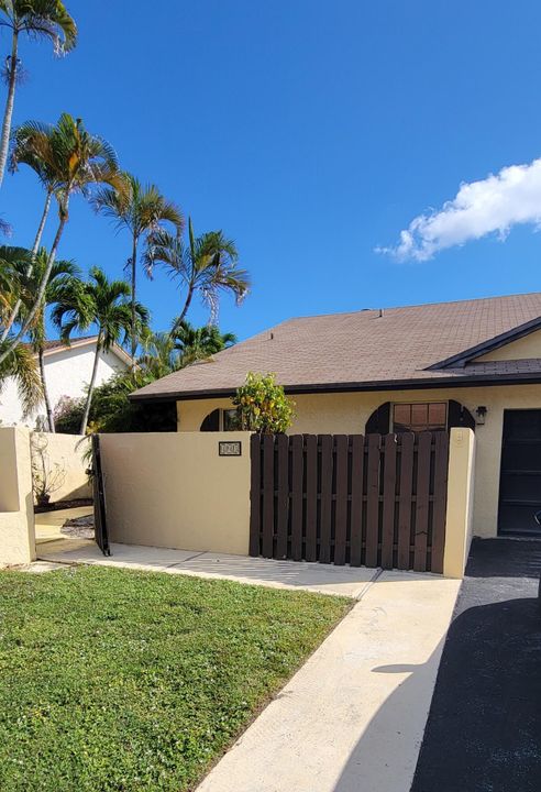 For Sale: $419,000 (2 beds, 2 baths, 1369 Square Feet)