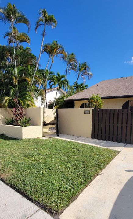 For Sale: $419,000 (2 beds, 2 baths, 1369 Square Feet)