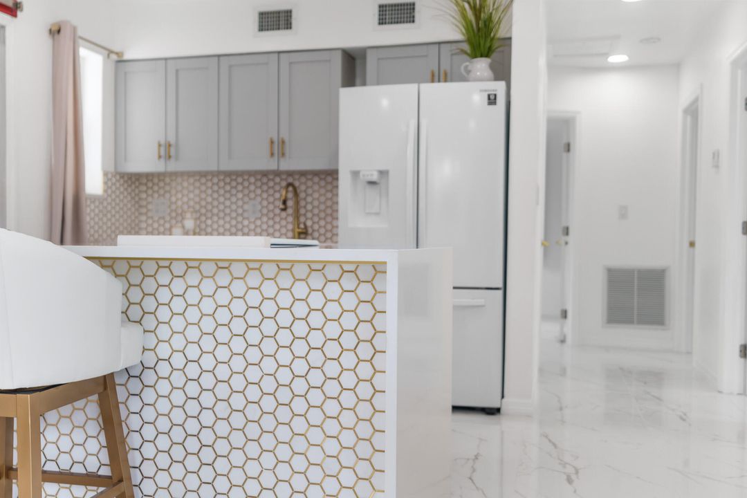 For Rent: $2,900 (3 beds, 1 baths, 1000 Square Feet)