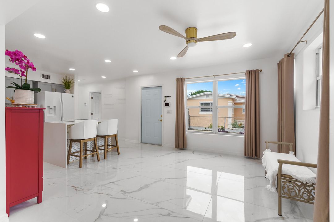 For Rent: $2,900 (3 beds, 1 baths, 1000 Square Feet)