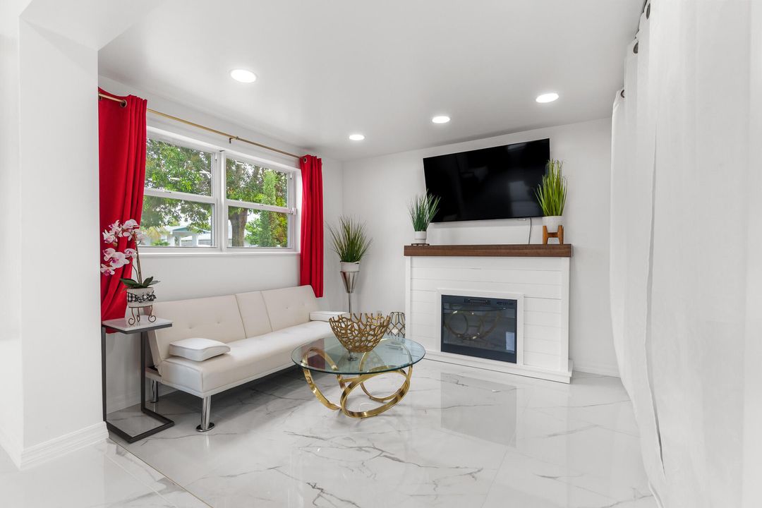 For Rent: $2,900 (3 beds, 1 baths, 1000 Square Feet)