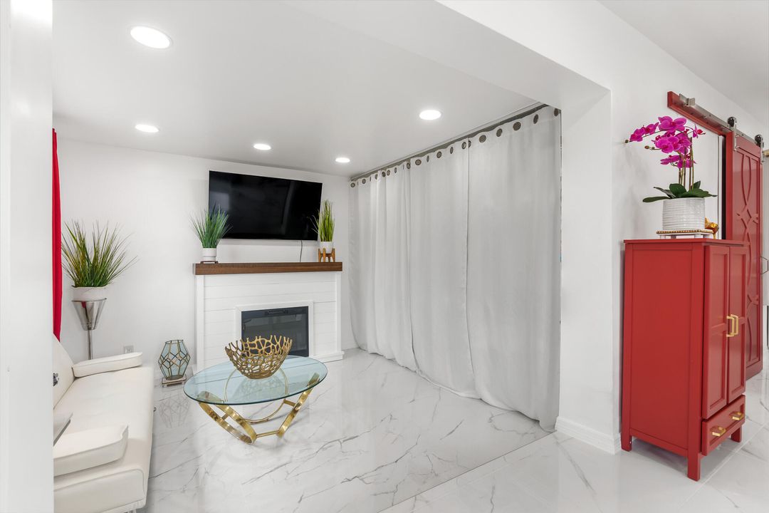 For Rent: $2,900 (3 beds, 1 baths, 1000 Square Feet)