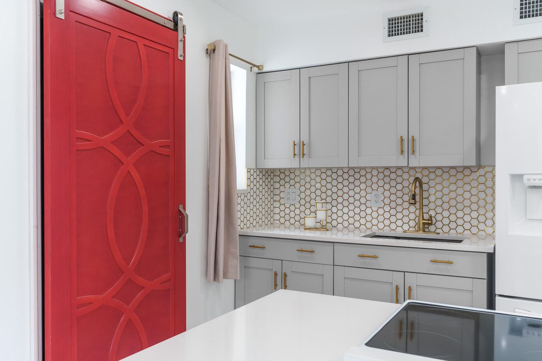 For Rent: $2,900 (3 beds, 1 baths, 1000 Square Feet)