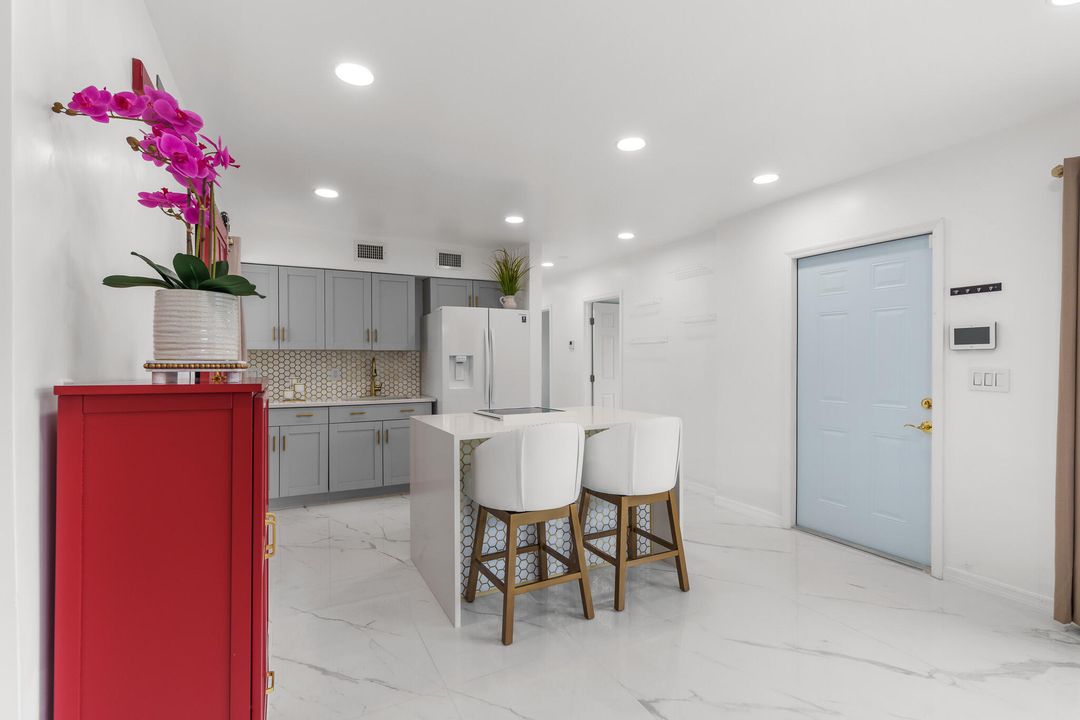 For Rent: $2,900 (3 beds, 1 baths, 1000 Square Feet)