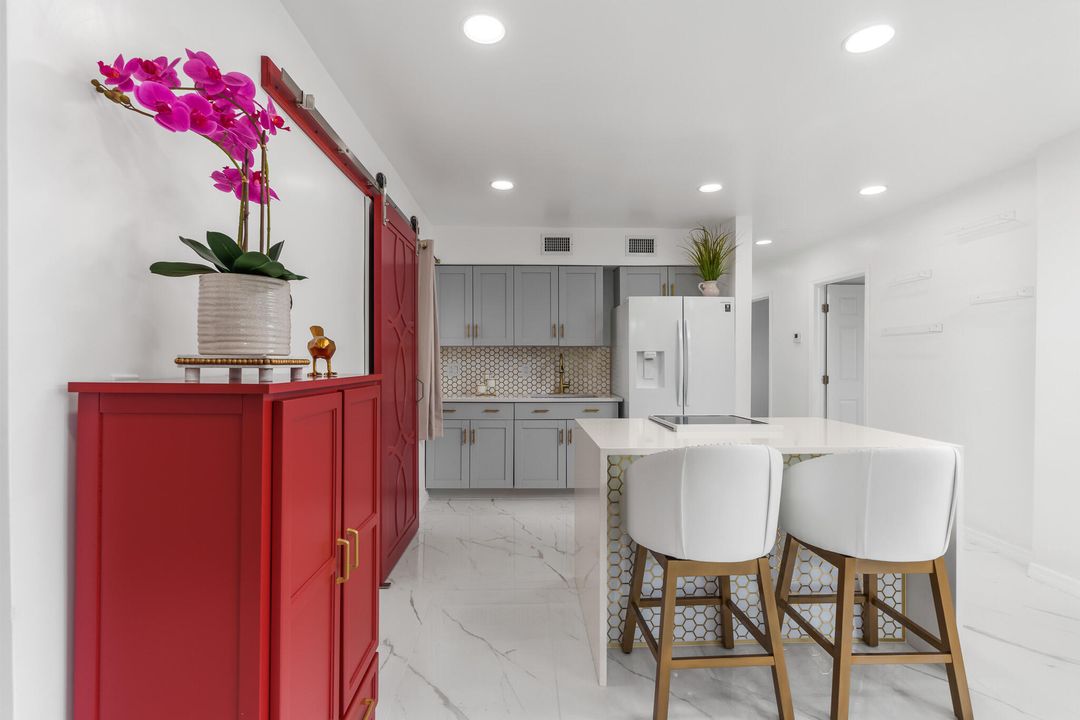 For Rent: $2,900 (3 beds, 1 baths, 1000 Square Feet)