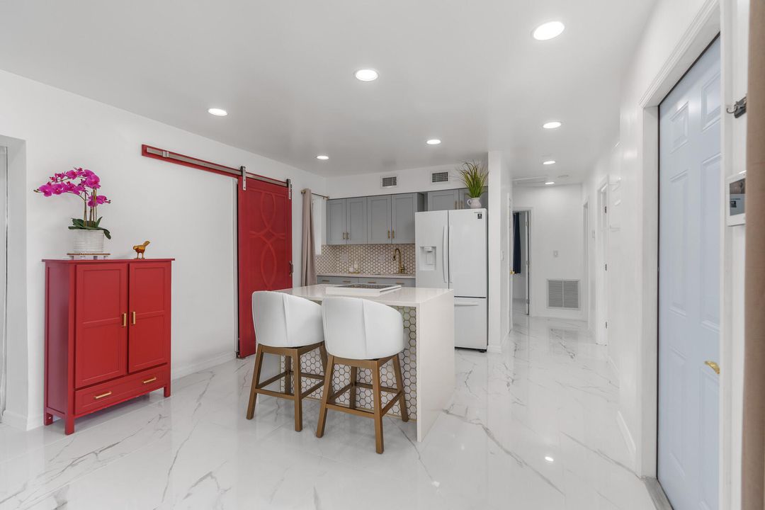 For Rent: $2,900 (3 beds, 1 baths, 1000 Square Feet)