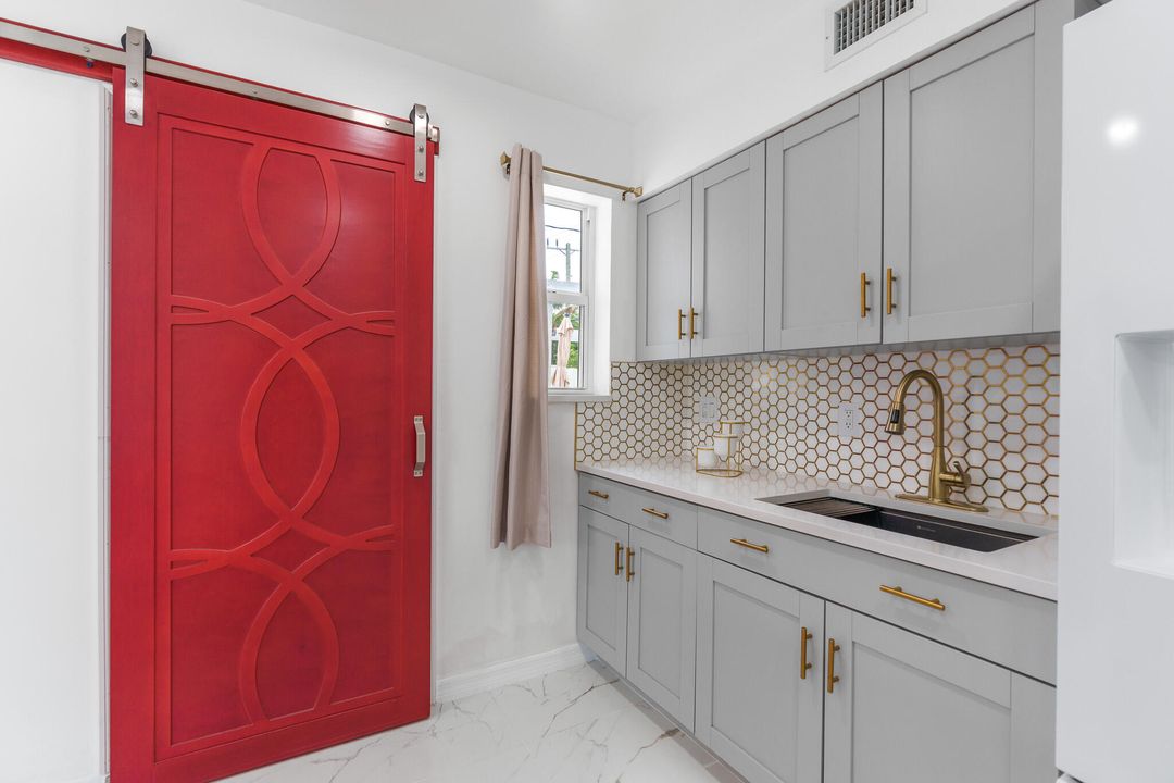 For Rent: $2,900 (3 beds, 1 baths, 1000 Square Feet)