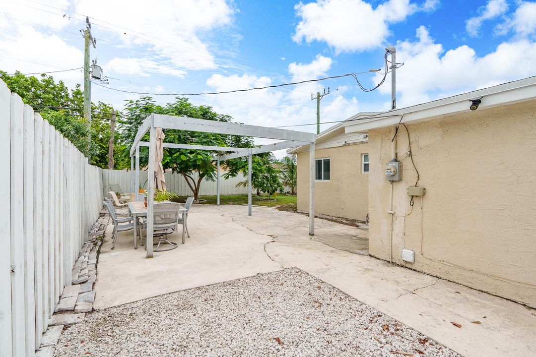 For Rent: $2,900 (3 beds, 1 baths, 1000 Square Feet)